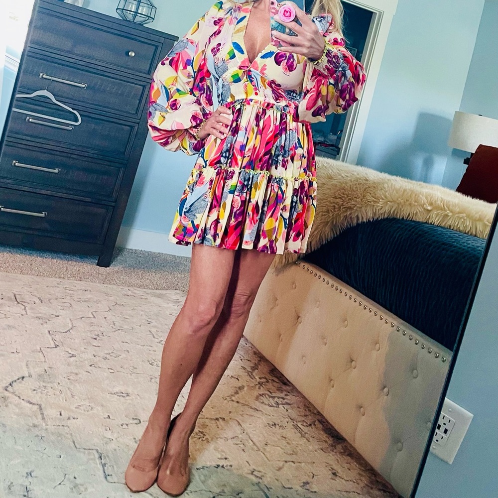 TAJ BY SABRINA - Evi
Tiered Long-Sleeve Mini Dress Small